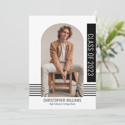 Minimalistisch Moderne Klasse 2023 Abschluss Black Einladung (Stehend Vorderseite)