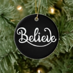 Minimalistisch Moderne stilvolle Personalisierte W Keramik Ornament<br><div class="desc">Genießen Sie den Zauber der Urlaubssaison mit unserem Minimalistischen Modernen Stilvollen Personalisierten Weihnachtsgeschmack. Dieses Ornament ist die perfekte Ergänzung zu Ihrem Baum, um das Wesen der Weihnachten in einem eleganten und zeitgenössischen Design. Dieses in Schwarz-Weiß gehaltene Dekor, das mit dem Weihnachtsmann und den Rentieren geschmückt ist, verströmt einen zeitlosen Charme,...</div>