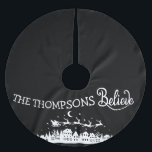 Minimalistisch Moderne stilvolle Personalisierte W Polyester Weihnachtsbaumdecke<br><div class="desc">Lassen Sie sich von unserem "Minimalistisch Modern Stylish Personalisiert Weihnachten - gebürstetes Polyester Tree Skirt" verzaubern. Dieser Baumrock ist so konzipiert, dass er den Zauber von Weihnachten einfängt und gleichzeitig einen eleganten und zeitgenössischen Stil bewahrt. In Schwarz und Weiß, bietet es die zeitlose Bildsprache des Weihnachtsmannes und der Rentiere, die...</div>