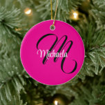 Minimalistisch moderner Monogramm Anfangsname heiß Keramik Ornament<br><div class="desc">Minimalistische moderne Monogramm Anfangsname Schwarz-weiß. Personalisierbarer individuelle Name mit einem kursiven Initial hinter einer heißen rosa Farbe.</div>