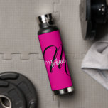 Minimalistisch moderner Monogramm Anfangsname heiß Trinkflasche<br><div class="desc">Minimalistische moderne Monogramm Anfangsname Schwarz-weiß. Personalisierbarer individuelle Name mit einem kursiven Initial hinter einer heißen rosa Farbe.</div>