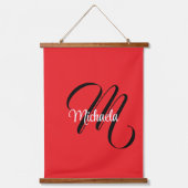 Minimalistisch moderner Monogramm Anfangsname rot Wandteppich Mit Holzrahmen (Vorderseite)