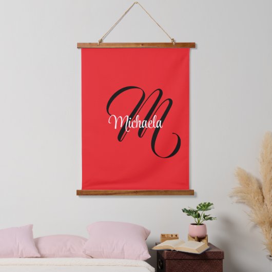 Minimalistisch moderner Monogramm Anfangsname rot Wandteppich Mit Holzrahmen (Schlafzimmer)