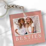 Minimalistisch Modernes Chic Best Friends BESTE FR Schlüsselanhänger<br><div class="desc">Design setzt sich aus lustiger und spielerischer Typografie mit Sans Serif und Serif Schriftart zusammen. Fügen Sie ein benutzerdefiniertes Foto hinzu.</div>