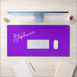 Minimalistisch Modernes Lila Personalisiertes Name Schreibtischunterlage<br><div class="desc">Minimalistisch Moderner Lila Personalisierter Name Trendy Script Desk Mat. Einfach anpassen,  einfach einen Namen oder einen eigenen Text hinzufügen. Ideal für Zuhause,  Büro,  Wohngestaltung,  Arbeitsplatz,  Kinderzimmer,  zurück zur Uni oder zurück zum Schulgeschenk. Bestelle noch heute!</div>