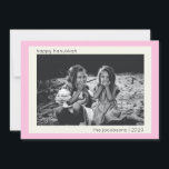 Minimalistisch Modernes Niedliches Pink-Hanukkah-F Feiertagskarte<br><div class="desc">Feiern Sie Hanukkah mit dieser minimalistischen und modernen Foto-Urlaubskarte mit einer niedlich rosa Grenze für eine Touch von Wärme und Charme. Das einfache und saubere Design ermöglicht es Ihrem Foto, die Bühne im Zentrum zu übernehmen, während der bearbeitbare Text lasse, Ihren Urlaub zu personalisieren. Diese Karte ist ideal, um Liebsten...</div>