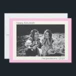 Minimalistisch Modernes Niedliches Pink-Hanukkah-F Feiertagskarte<br><div class="desc">Feiern Sie Hanukkah mit dieser minimalistischen und modernen Foto-Urlaubskarte mit einer niedlich rosa Grenze für eine Touch von Wärme und Charme. Das einfache und saubere Design ermöglicht es Ihrem Foto, die Bühne im Zentrum zu übernehmen, während der bearbeitbare Text lasse, Ihren Urlaub zu personalisieren. Diese Karte ist ideal, um Liebsten...</div>