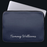 Minimalistisch Navy Blue Beruflich Simple Laptopschutzhülle<br><div class="desc">Diese einfachen,  minimalistischen können personalisiert sein,  einen Namen oder einen beliebigen Text Ihrer Wahl einzufügen. Wenn Sie keinen Text gewollt haben und nur ein Leerzeichen bevorzugen,  können Sie den Text einfach löschen.</div>