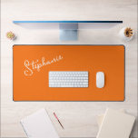 Minimalistisch Personalisierter Skriptname Orange Schreibtischunterlage<br><div class="desc">Moderne Minimalistische Personalisierte Script Name Orange Color Desk Mat. Einfach anpassen,  einfach einen Namen oder einen eigenen Text hinzufügen. Ideal für Zuhause,  Büro,  Wohngestaltung,  Arbeitsplatz,  Kinderzimmer,  zurück zur Uni oder zurück zum Schulgeschenk. Bestelle noch heute!</div>