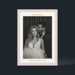 Minimalistisch Pink Wedple Zwei Foto Hanukkah Feiertagskarte<br><div class="desc">Feiern Sie Hanukkah mit dieser eleganten, minimalistisch rosa Urlaubskarte, mit der Sie zwei Ihrer Lieblingsszenen oder Fotos präsentieren können. Die gepflegte, moderne Einrichtung und die sanften Rosatöne verleihen der Touch eine elegante Note, die sich ideal für Paare eignet, die während der Ferienzeit ihre Liebe und Freude teilen möchten. Personalisiert mit...</div>