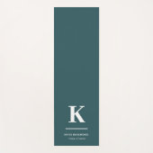 Minimalistisch rauchgrüne moderne große Initialzün Yogamatte (Vorderseite)