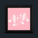 Minimalistisch Roller Skate Roller Skaten Pink Erinnerungskiste<br><div class="desc">Minimalistische Skate mit weißem Roller Zeichnend. Zwei Quads Rolle Skate Abbildung in Weiß. Einfache ästhetische Rolle Skaten,  Roller Skate moderne Illustration. Skate in Weiß und Rosa Illustration,  Geschenk für einen Roller Skater. Roller Skate rosa Ästhetik.</div>
