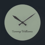 Minimalistisch Sage Green Beruflich Simple Runde Wanduhr<br><div class="desc">Diese einfachen, minimalistischen können personalisiert sein, einen Namen oder einen beliebigen Text Ihrer Wahl einzufügen. Wenn Sie keinen Text gewollt haben und nur ein Leerzeichen bevorzugen, können Sie den Text einfach löschen.</div>