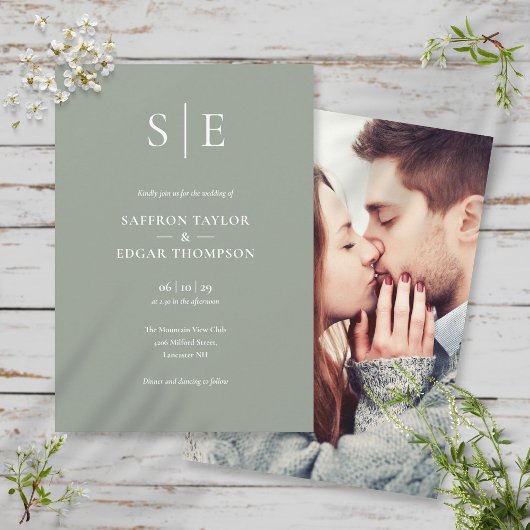 Minimalistisch Sage Green Monogram Foto Wedding Einladung