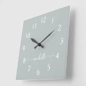 Minimalistisch Sage Green Monogram Signature Scrip Quadratische Wanduhr (Winkel)