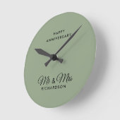 Minimalistisch Sage Green Mr & Mrs Wedding Anniver Runde Wanduhr (Winkel)