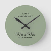 Minimalistisch Sage Green Mr & Mrs Wedding Anniver Runde Wanduhr (Vorderseite)