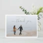 Minimalistisch Sage Green Script mit 2 Foto Hochze Dankeskarte (Stehend Vorderseite)