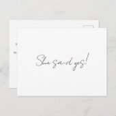 Minimalistisch sagte sie Ja Verlobung Ankündigung Postkarte (Vorne/Hinten)