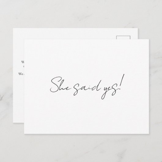 Minimalistisch sagte sie Ja Verlobung Ankündigung Postkarte (Vorne/Hinten)