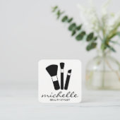 Minimalistisch Schlichtes Weiß | Kursivschrift | M Quadratische Visitenkarte (Stehend Vorderseite)