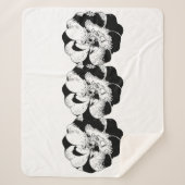 Minimalistisch Schwarz-Weiß-Blütendecke Sherpadecke (Vorderseite)