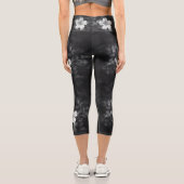 Minimalistisch schwarz-weiße Blume Blütenblätter Capri Leggings (Rückseite)