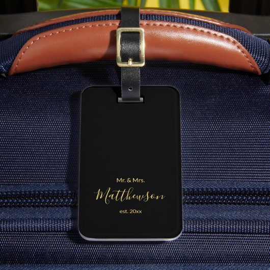 Minimalistisch Script Mr. und Mrs. Newlywed Black Gepäckanhänger (Vorderseite Insitu 2)