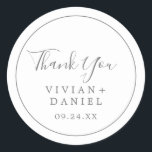 Minimalistisch Silver Vielen Dank Gastgeschenk Hoc Runder Aufkleber<br><div class="desc">Diese minimalistisch silbernen Dankeschön-Aufkleber sind perfekt für einen einfachen Hochzeitsempfang. Das moderne romantische Design besticht durch klassische silbergraue und weiße Typografie gepaart mit einer rustikalen und eleganten Kalligraphie mit Vintagem handgeschriebenem Stil. Anpassbar in jeder Farbe. Behalt das Design einfach und elegant, wie es ist, oder personalisiere es durch Hinzufügen von...</div>