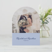 Minimalistisch skizzierte Liebe Swans Wedding Foto Einladung (Stehend Vorderseite)