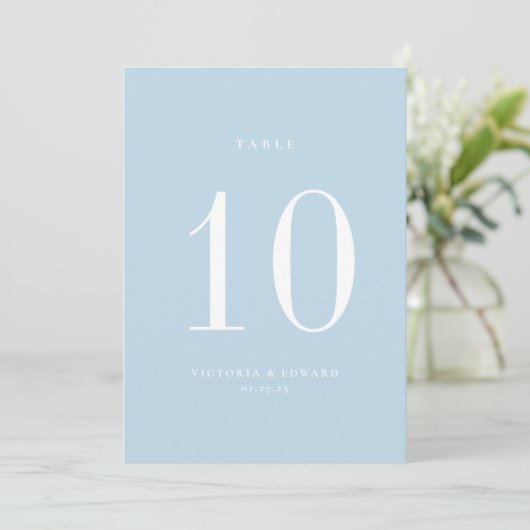 Minimalistisch Sky Blue Wedding Tischnummer Card (Stehend Vorderseite)
