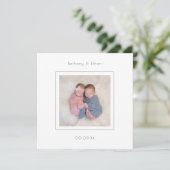 Minimalistisch Twins Foto Geburtsankündigung Ankündigung (Stehend Vorderseite)