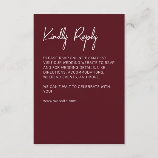 Minimalistisch Typografy Maroon RSVP Karte (Vorderseite)