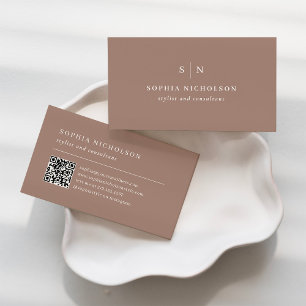 Minimalistisch und Chic Taupe-Monogramm und QR-C Visitenkarte