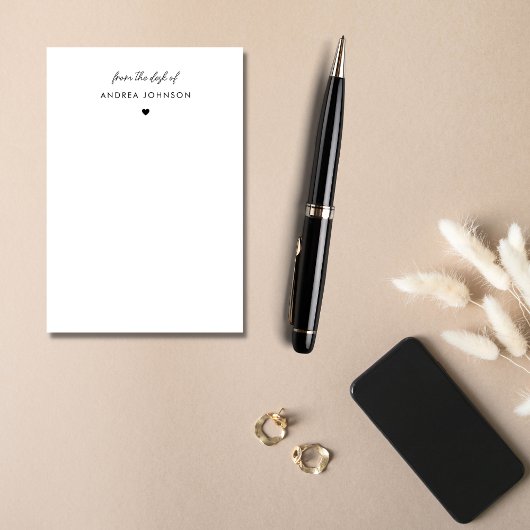 Minimalistisch vom Schreibtisch des modernen Drehb Post-it Klebezettel