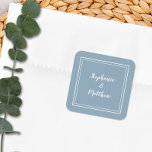 Minimalistisch Wedding Modern Dusty Blue Vielen Da Quadratischer Aufkleber<br><div class="desc">Modernes, minimalistisches und schicke Hochzeitsdesign mit den Namen von Braut & Bräutigam in modernem Design, mit einer doppelten gerahmten weißen Grenze auf einem staubblauen Hintergrund. Das moderne Design ist schlicht und elegant. Personalisieren Sie Ihre Hochzeitsdetails mit Ihren Namen in knusprigen weißen Skripten. Achten Sie darauf, den Sammellink auf dieser Seite...</div>