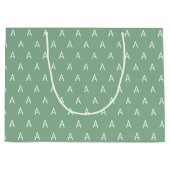 Minimalistisch weich grüne Monogramm Große Geschenktüte (Vorderseite)