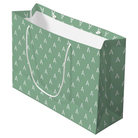 Minimalistisch weich grüne Monogramm Große Geschenktüte (Vorderseite Schrägansicht)