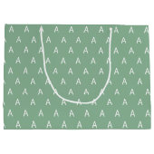 Minimalistisch weich grüne Monogramm Große Geschenktüte (Rückseite)