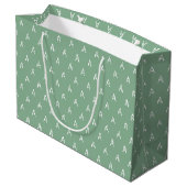 Minimalistisch weich grüne Monogramm Große Geschenktüte (Rückseite Schrägansicht)