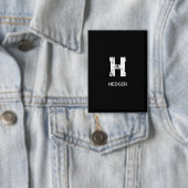 MINIMALISTISCH WEIßES EIN-BUCHSTABEN-MONOGRAMM NAM BUTTON (Insitu)