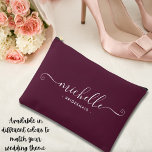 Minimalistisch Wine Berry Personalisiert Bridesmai Zubehörtasche<br><div class="desc">Die Personalisierte Bridesmaid Accessoires Pouch, ein stilvolles und vielseitiges Geschenk, mit dem Sie Ihre Brautjungfrauen in Eleganz feiern können, stellt Ihnen unsere Minimalistische Chic-Beere vor. Dieses Accessoire ist der Inbegriff des modernen Chic, perfekt für jeden Anlass, von Bräunungsvorschlägen bis zu Brautpartys. Dieses schlicht gestaltete Boutique-Hotel besticht durch seine elegante Weinfreiheit....</div>