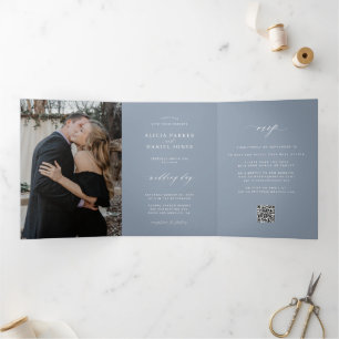 Minimalistische 2-Foto-Staubblau-Hochzeits-RSVP-QR Dreifach Gefaltete Einladung