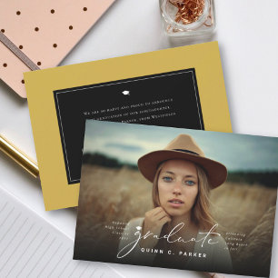 Minimalistische Abschlussmütze Einfaches Foto zur  Ankündigung