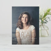 Minimalistische ABSOLVENT-Foto-Abschluss-Party Einladung (Stehend Vorderseite)