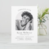 Minimalistische Arch-Feier zum Foto Lebensbeerdigu Einladung (Stehend Vorderseite)