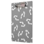 Minimalistische Babynahrung auf einer Zwischenabla Klemmbrett (Links)