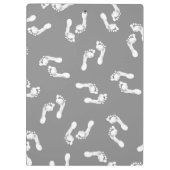 Minimalistische Babynahrung auf einer Zwischenabla Klemmbrett (Rückseite)