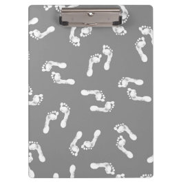 Minimalistische Babynahrung auf einer Zwischenabla Klemmbrett