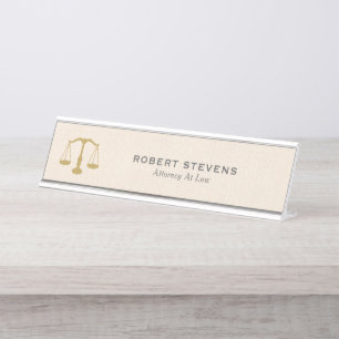 Minimalistische Beige Leinen & Gold Justice Scale Schreibtischnamensplakette
